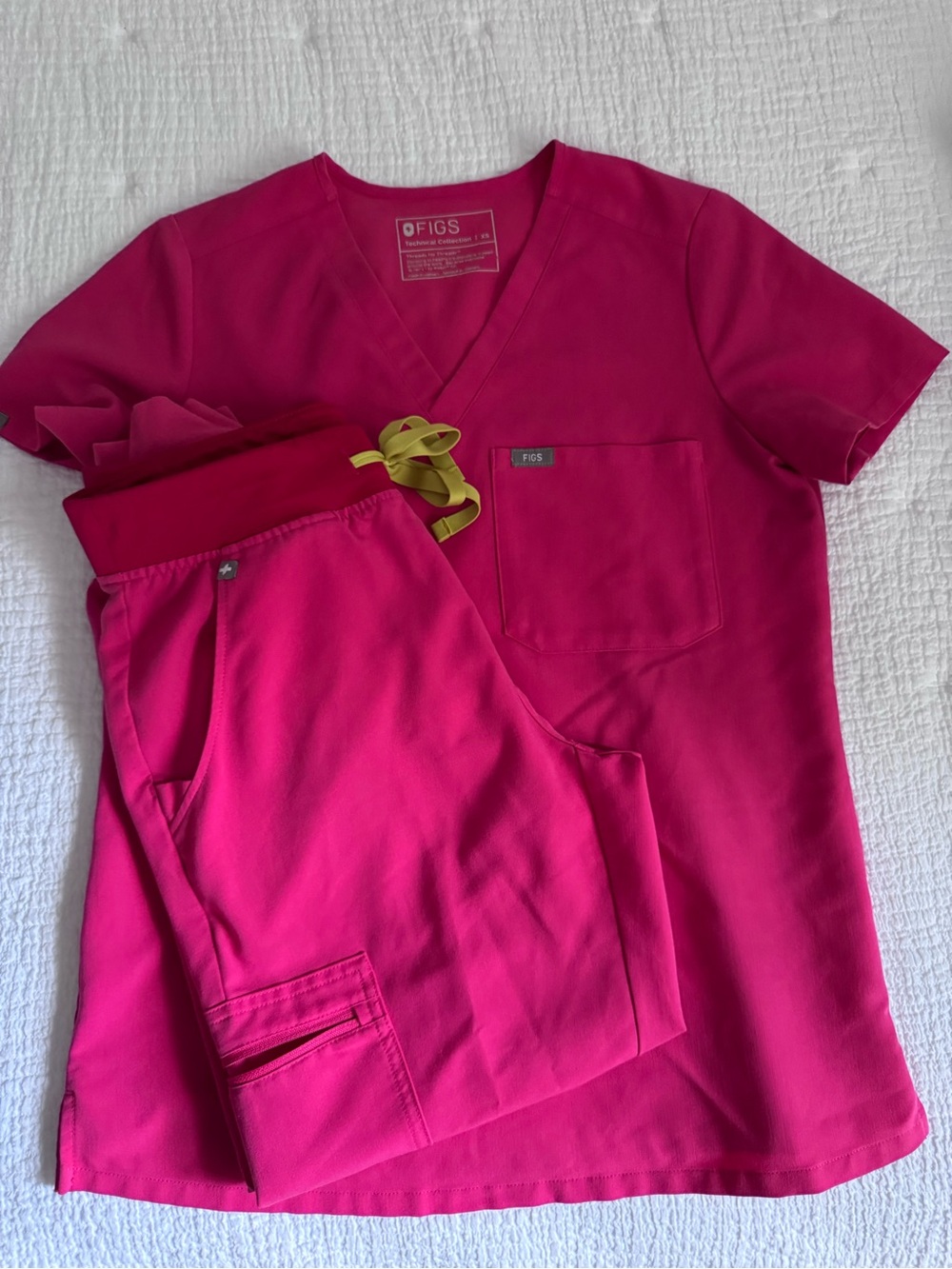 FIGS - Bright Fuchsia Catarina XS top and Sm petite Zamora Jogger